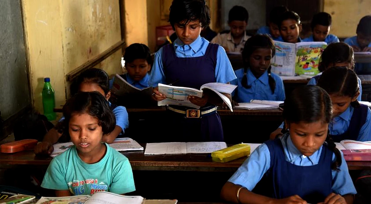 भारत का 'कॉकरोच' आंदोलन सरकारी स्कूलों को निशाने पर लेता है