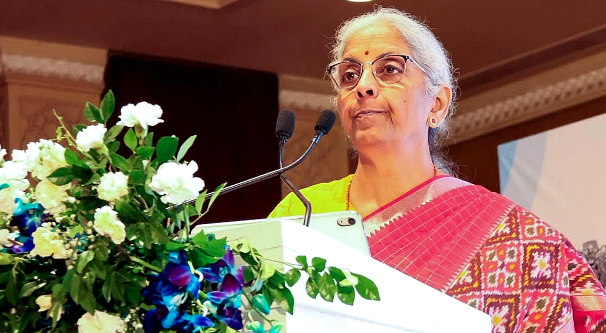 निर्मला सीतारमण का कहना है कि युवाओं को सार्वजनिक क्षेत्र के बैंक 'कूल' नहीं लगते, उन्होंने सलाह दी