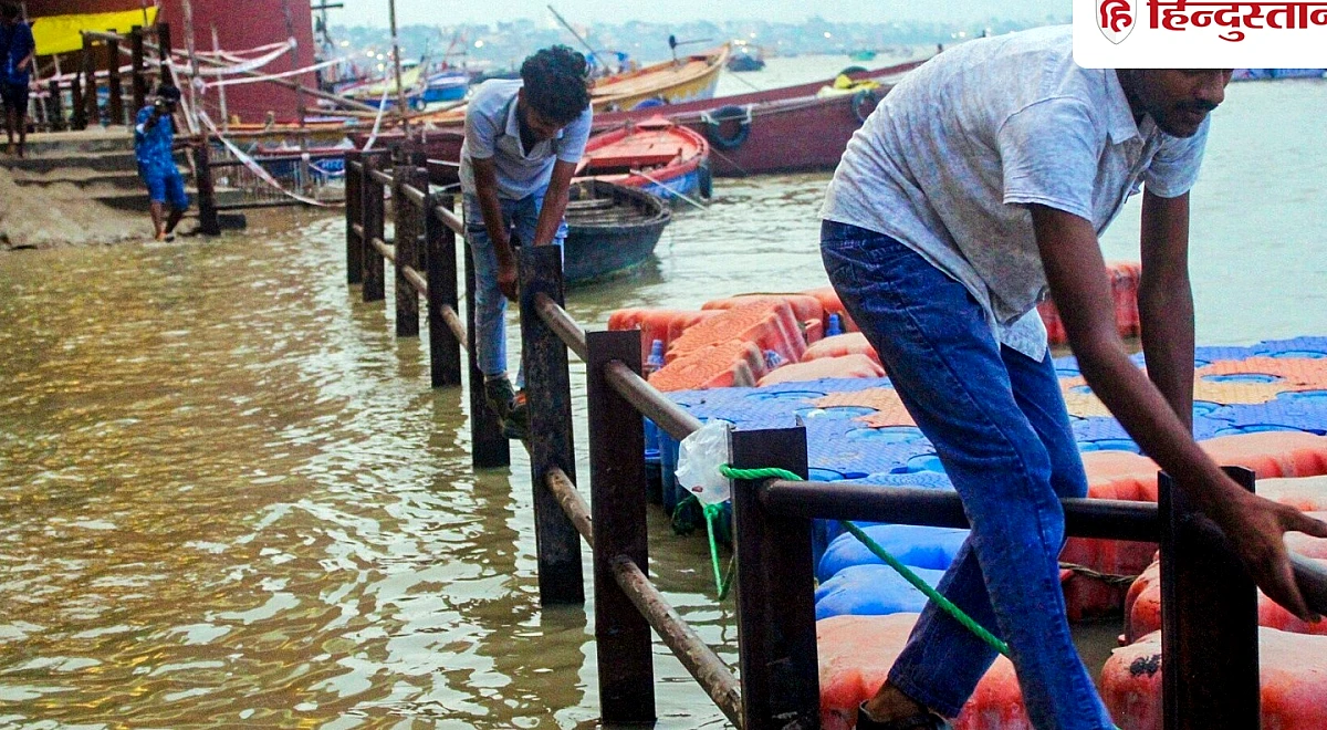 UP Floods: हर घंटे दो सेमी बढ़ रही गंगा, कई घाटों से संपर्क टूटा तो कई पर बदले आरती स्थल