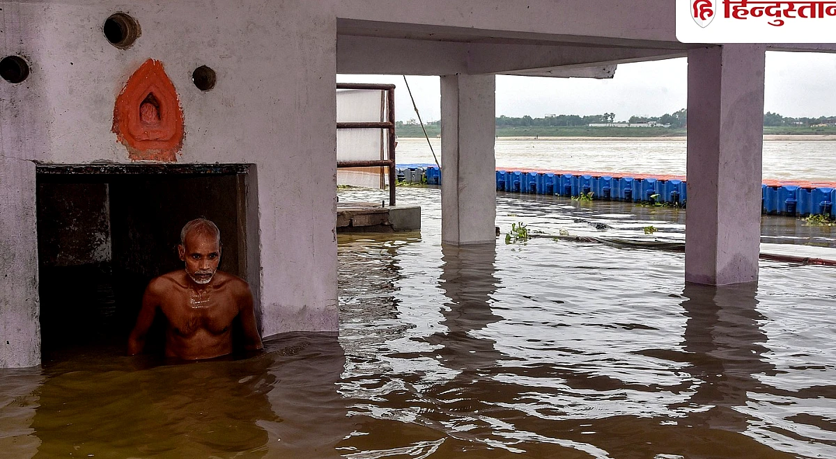 UP Floods: गंगा के जलस्तर में बढ़ाव से वाराणसी प्रशासन सतर्क, घाटों से टूट रहे संपर्क