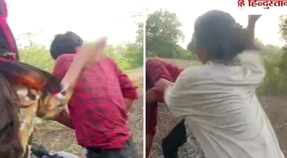 अश्लील हरकत कर रहा था मनचला, युवती ने बीच सड़क पर चप्पलों से पीटा, वीडियो वायरल