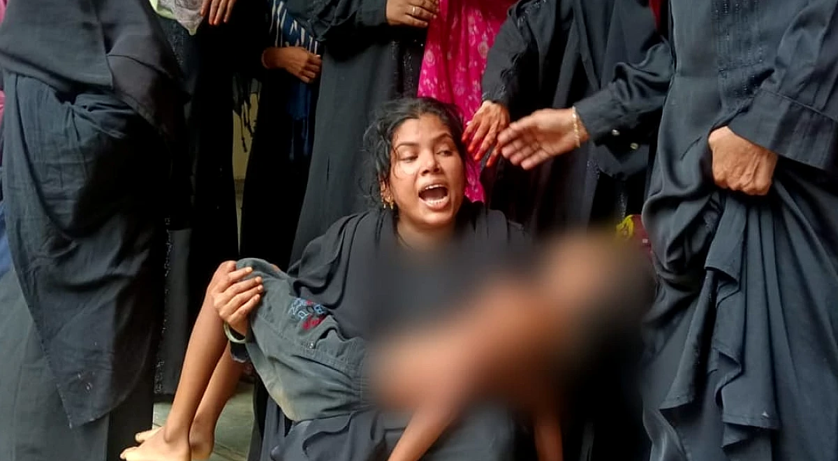 Shahjahanpur News: बिजली के खंभे में उतरे करंट से कक्षा दो के छात्र की मौत, शव गोद में लेकर बिलख पड़ी मां