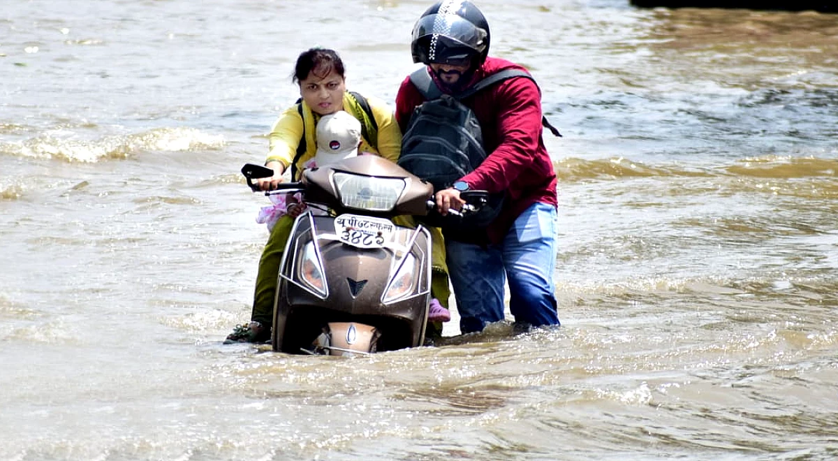 Prayagraj Flood : कानपुर गंगा बैराज से छोड़ा जा रहा 2.95 लाख क्यूसेक पानी, प्रयागराज में बढ़ा बाढ़ का खतरा