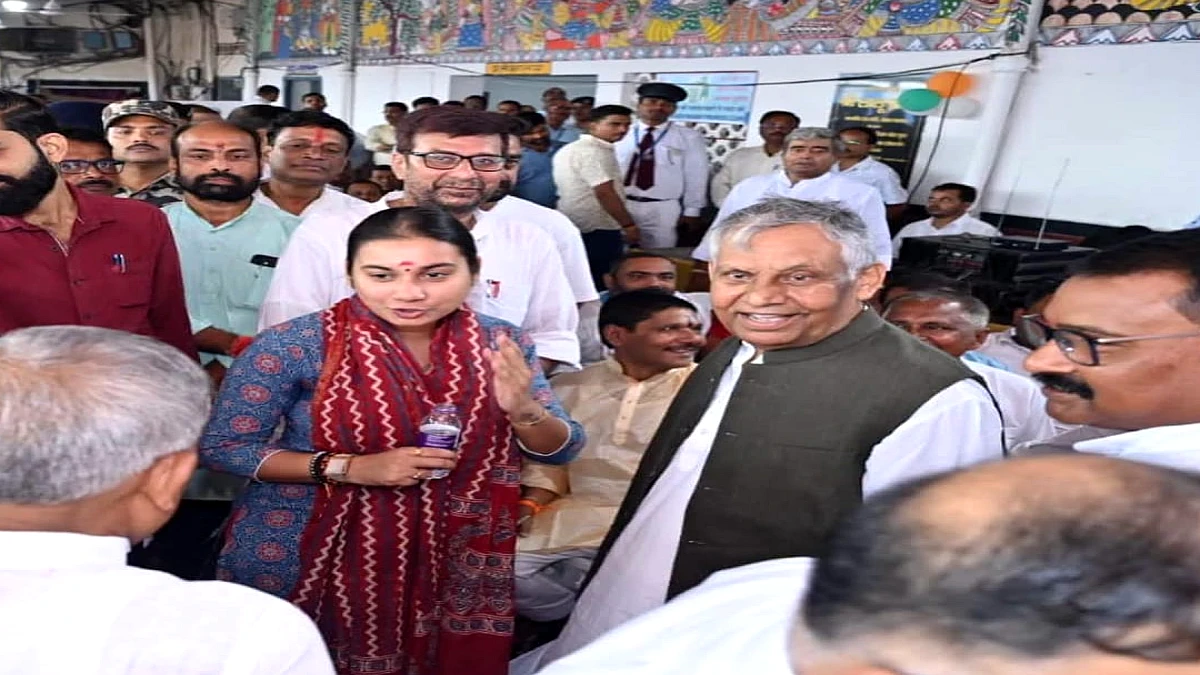 Bihar News: कर्पूरी ठाकुर के गांव को रेलवे की बड़ी सौगात, कर्पूरीग्राम स्टेशन पर रुकी बिहार संपर्क क्रांति