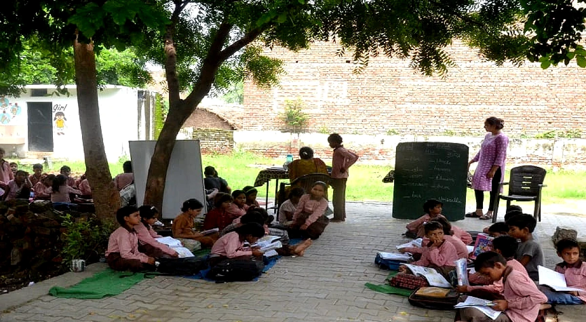 ये कैसा ऑपरेशन कायाकल्प: यह मजबूरी की पाठशाला, कमरा एक और बच्चे 194, खुले में हो रही 'प' से पढ़ाई