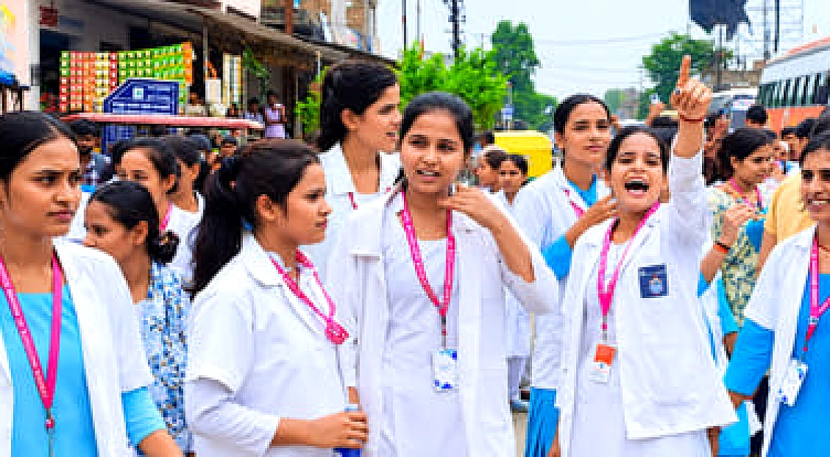 Bihar: नर्सिंग स्टूडेंट्स का हंगामा, रिजल्ट में गड़बड़ी का आरोप; सड़क जाम कर बोले- कॉपियां दोबारा जांचें