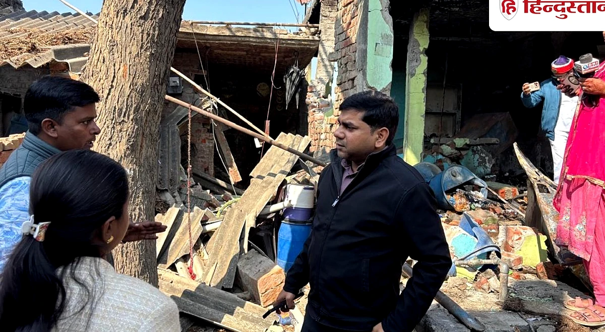 रायबरेली में घर में ब्लास्ट से एक महिला की मौत और तीन घायल, कई घरों में आई दरारें