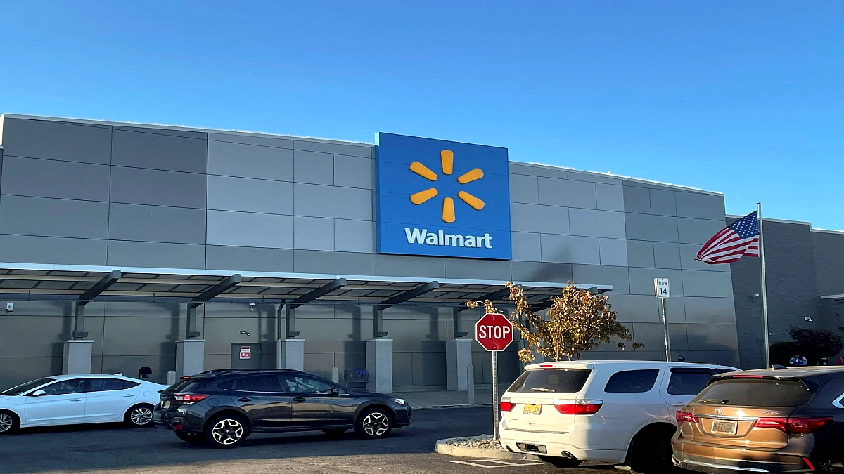 अमेरिका में घटती खरीदारी से Walmart की बिक्री पर असर, पेट्रोल की कीमतें बनी वजह