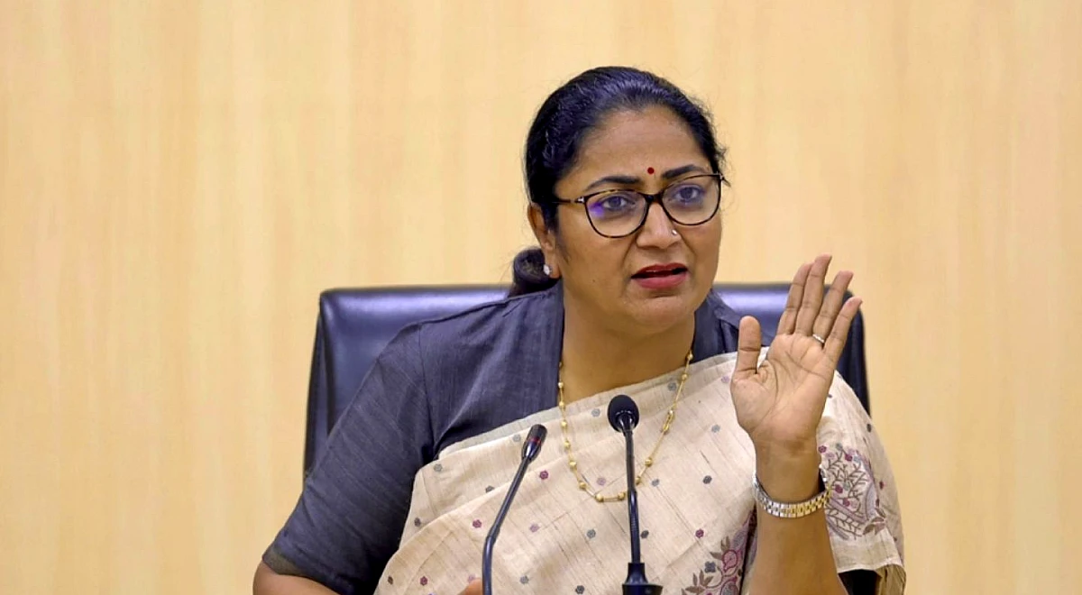 सीएम रेखा गुप्ता ने प्रोजेक्ट्स में देरी पर विभागों को फटकारा, काम तेज करने के दिए निर्देश