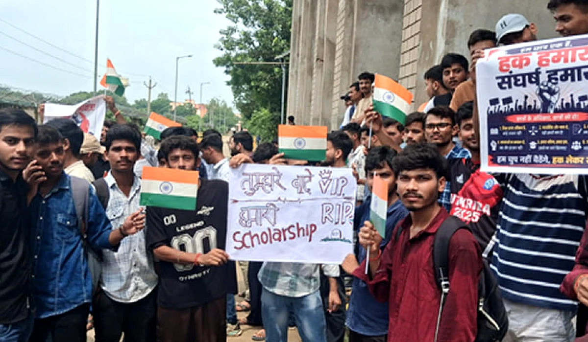 कन्नौज: छात्रवृत्ति वितरण में देरी से रोष, इंजीनियरिंग छात्रों का परिसर में धरना प्रदर्शन