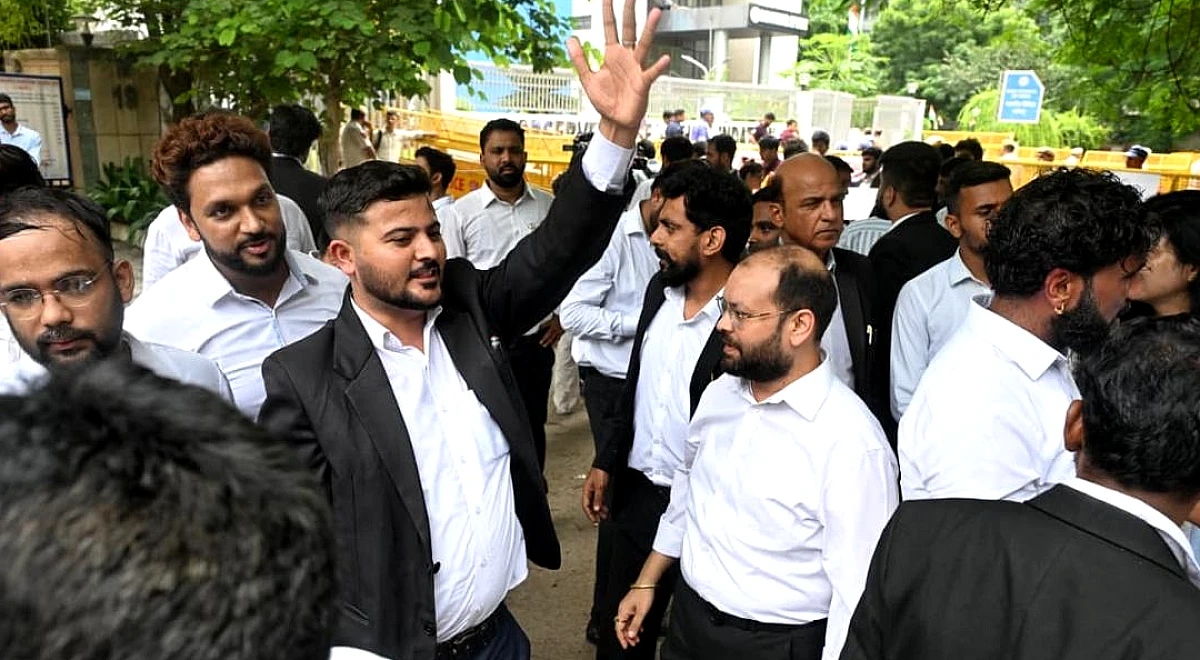 NALSAR विवाद के बीच वकीलों ने BCI कार्यालय के बाहर विरोध प्रदर्शन किया, अध्यक्ष का इस्तीफा मांगा