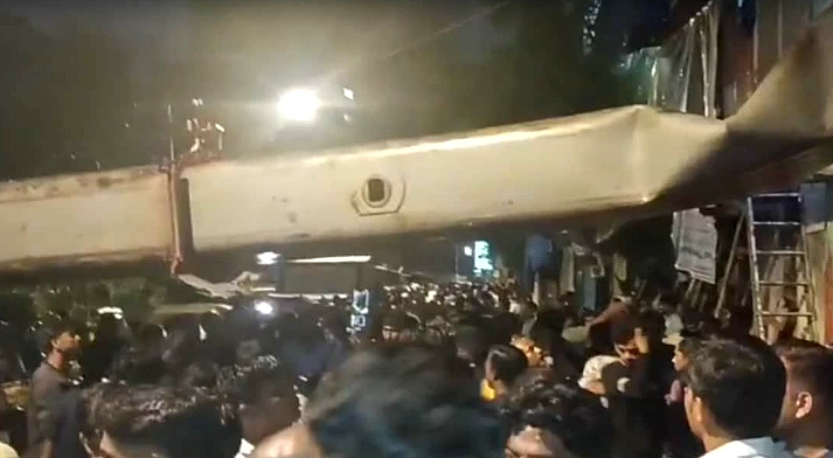 देखें: कुर्ला रेलवे लाइन पर एमएमआरडीए क्रेन गिरने का क्षण; 2 घायल