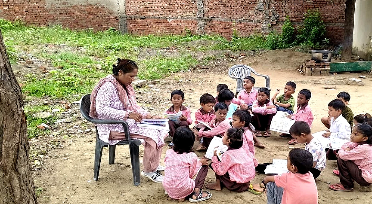 यूपी: हाथरस के स्कूलों की बदहाली का सच, दीवारों पर छाई सीलन, छतों से टपकते पानी के बीच पढ़ रहे बच्चे