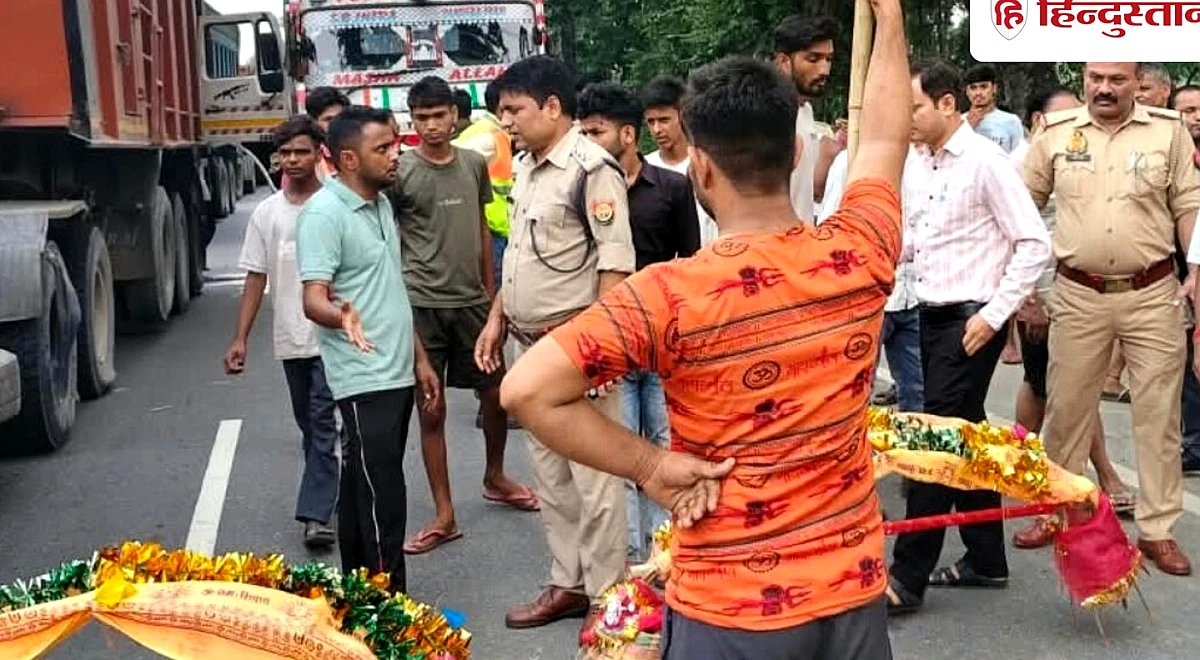 बरेली में कांवड़ियों के जत्थे को बेकाबू ट्रक ने रौंदा; 3 लोग घायल, डेढ़ घंटे जाम रहा हाइवे