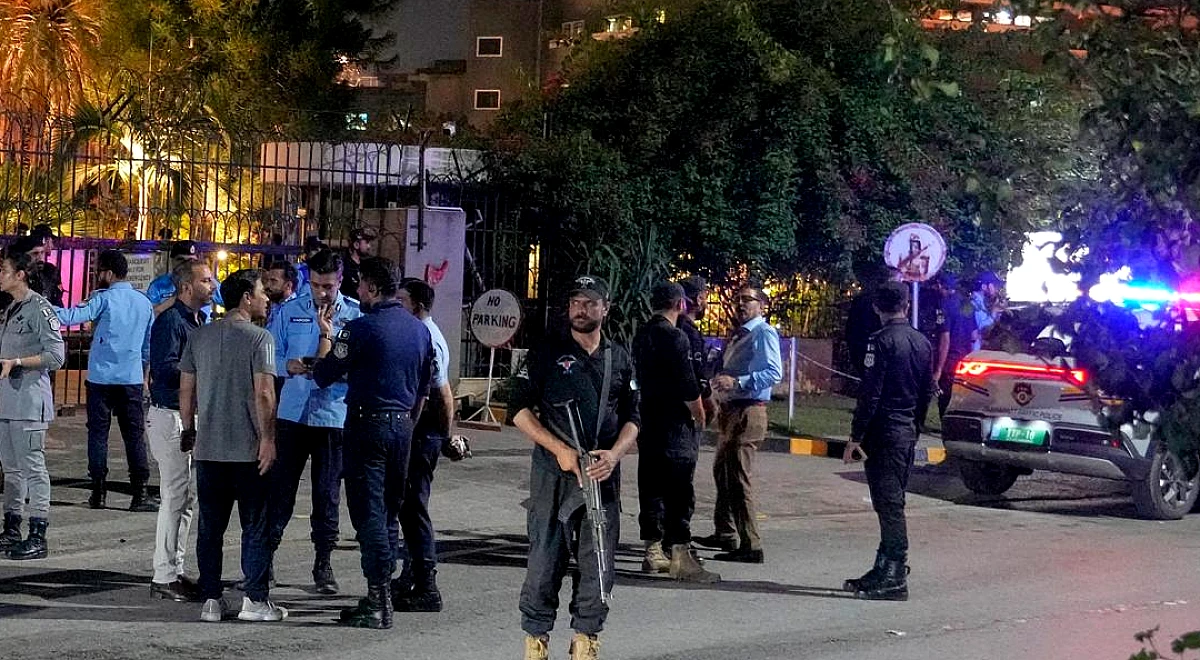 जेल में बंद पाकिस्तान के पूर्व प्रधानमंत्री इमरान खान को अदालत के आदेश के बाद अस्पताल ले जाया गया, उनकी पार्टी का कहना है