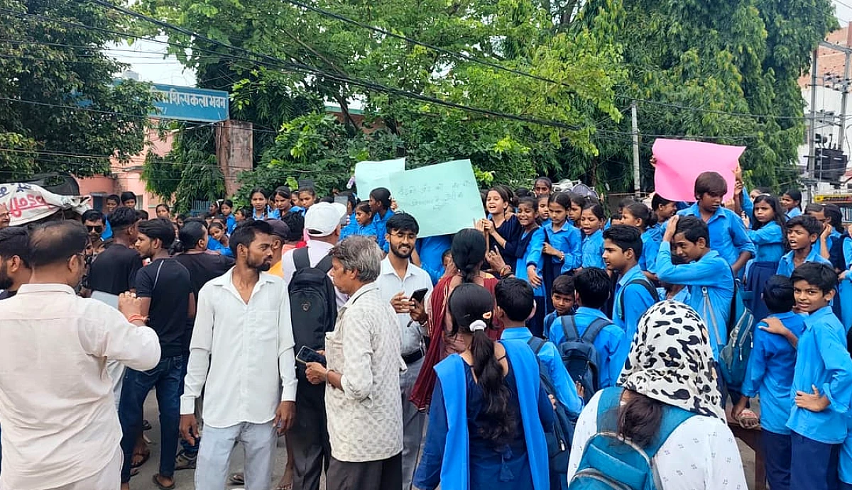Bihar News : बिहार पुलिस के खिलाफ अब स्कूली बच्चे सड़क पर उतरे; रोड जाम कर बोले- हम चोरों से परेशान