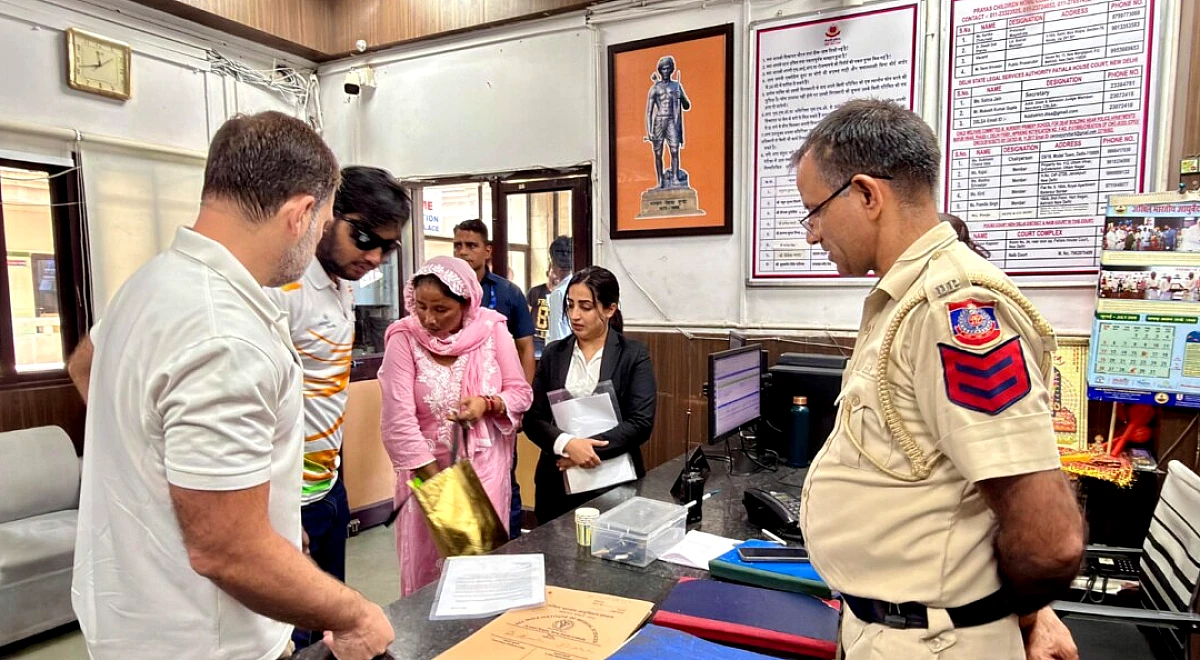 पेलेट गन शूटिंग में कोई FIR नहीं होने पर राहुल गांधी वरिष्ठ पुलिस अधिकारी के कार्यालय पहुंचे, दिल्ली में ड्रामा