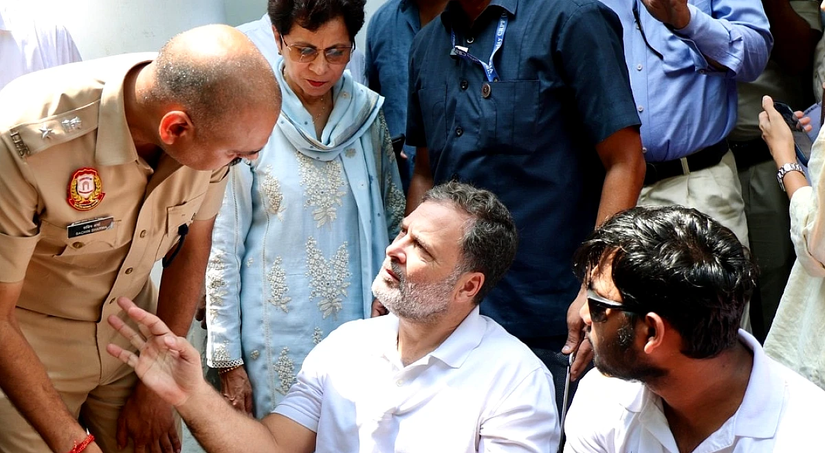 राहुल-प्रियंका थाने में धरने पर बैठे, जुटे समर्थक, RAF भी तैनात