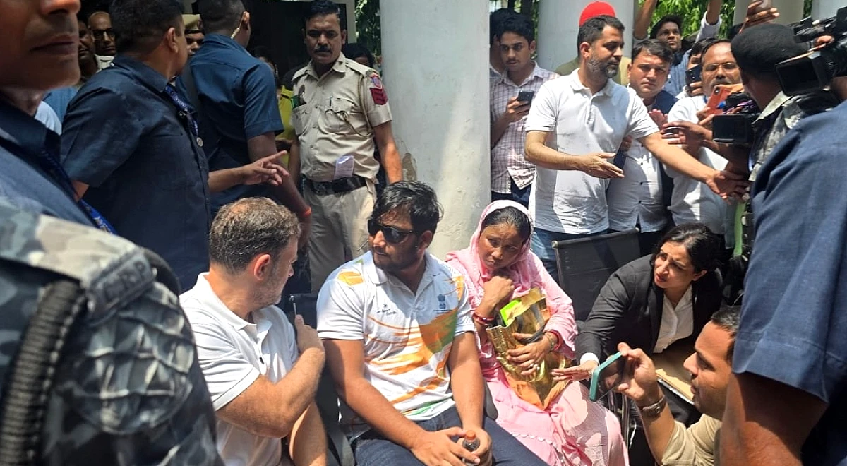 पैलेट गन पर बहस, जमीन पर बैठकर धरना, फिर भजन और चरखा... राहुल-प्रियंका ने थाने में छेड़ दिया आंदोलन
