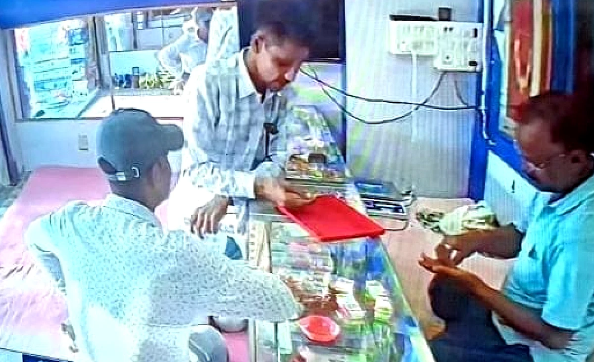 Bihar News: ग्राहक बनकर आए शातिरों का कारनामा! छह लाख की 15 सोने की अंगूठियां लेकर फरार; CCTV से खुलासा