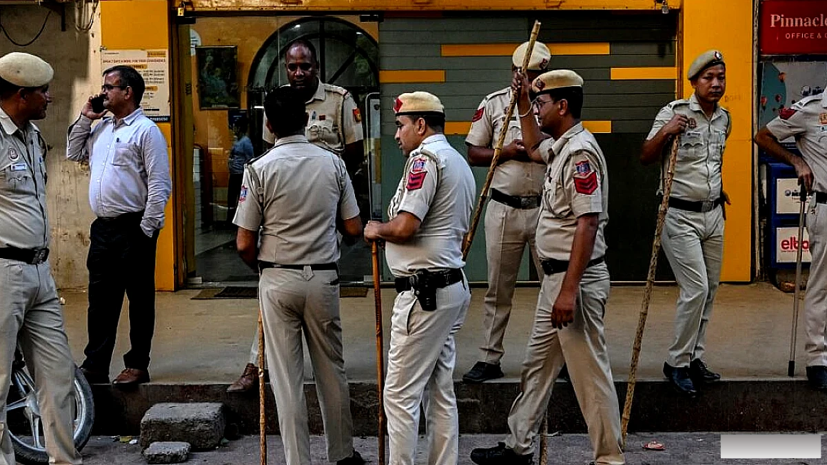 दिल्ली पुलिस ने मुकुंदपुर में सॉफ्टवेयर-आधारित सट्टेबाजी नेटवर्क का भंडाफोड़ किया, 31 गिरफ्तार