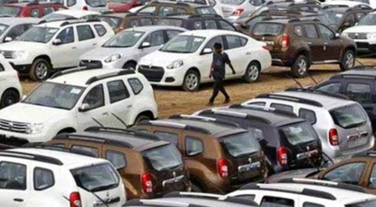 छोटी कारें तेजी से लेन पर लौट आई हैं क्योंकि पहली बार खरीदने वालों की संख्या में ऑटो उछाल आया है