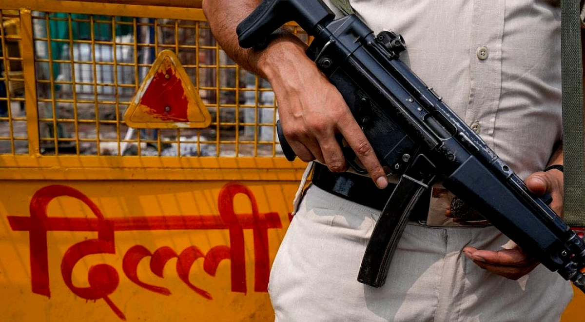 बुजुर्ग दंपत्ति को बंधक बनाने, 10 लाख रुपये और सोना लूटने के आरोप में पूर्व घरेलू मदद, बेटा समेत 3 गिरफ्तार
