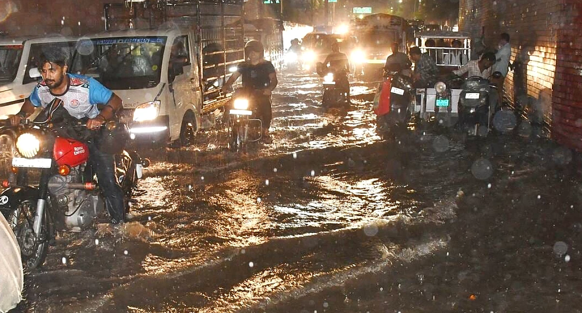 लखनऊ: सिर्फ दो घंटे की बारिश में राजधानी की ड्रेनेज व्यवस्था बेहाल, सड़कों पर तालाब जैसी स्थिति