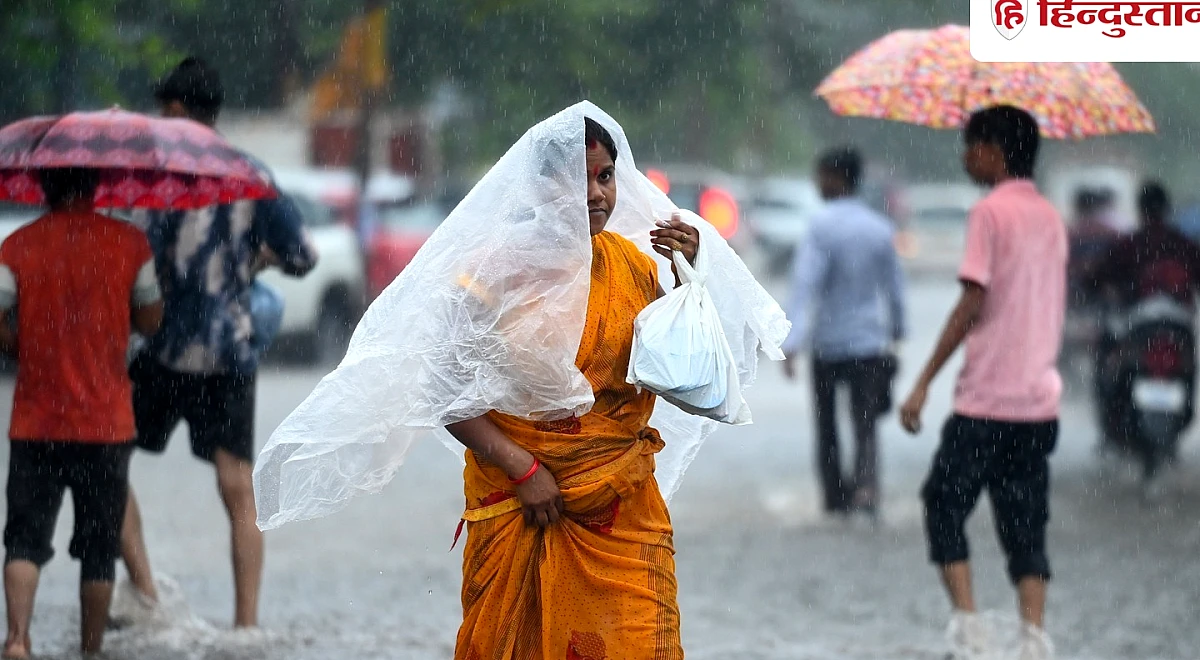 UP Weather 22 August: बारिश के अलर्ट के बीच तापमान में 3.8 डिग्री का उछाल, उमस ने किया बेहाल