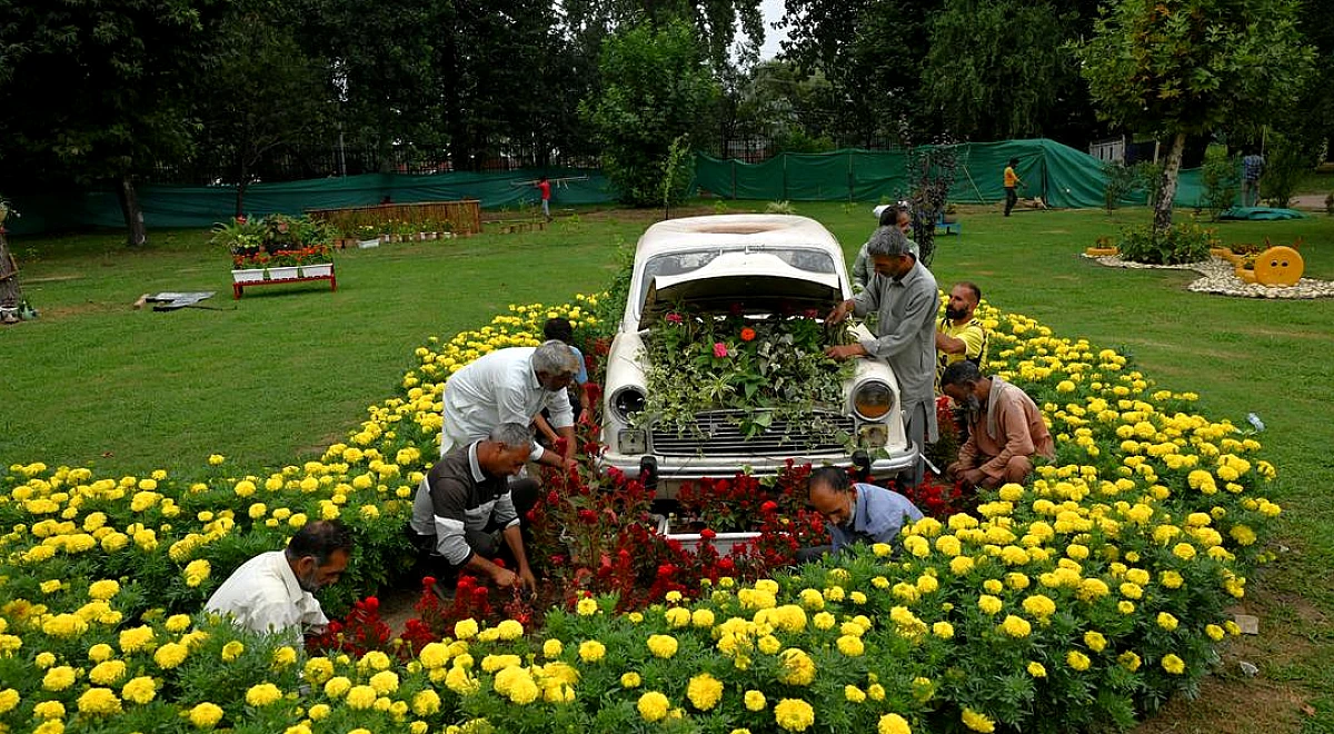 श्रीनगर के पहले 'अपशिष्ट-से-आश्चर्यजनक' उद्यान में बागान मालिकों के बीच एचएमटी निर्मित ट्रैक्टर, 70 के दशक की जीप