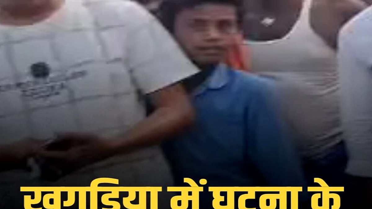 खगड़िया के बलकुंडा घाट पर हुई दुर्घटना के बाद भीड़ जमा