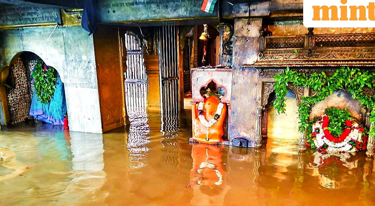 वाराणसी में उफनती गंगा के 71.26 मीटर खतरे के निशान के करीब पहुंचने पर घाटों पर नाव संपर्क पर प्रतिबंध लगा दिया गया है