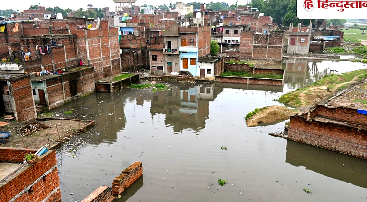 UP Floods: काशी में गंगा चेतावनी बिंदु से सवा मीटर नीचे, वरुणा किनारे घरों में बाढ़ का पानी