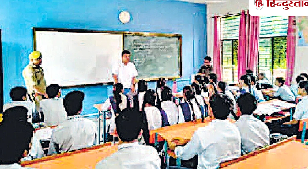 सीतापुर में जेन अल्फा ने पानी के लिए खुद को हॉस्टल में किया बंद, छात्रों का प्रदर्शन