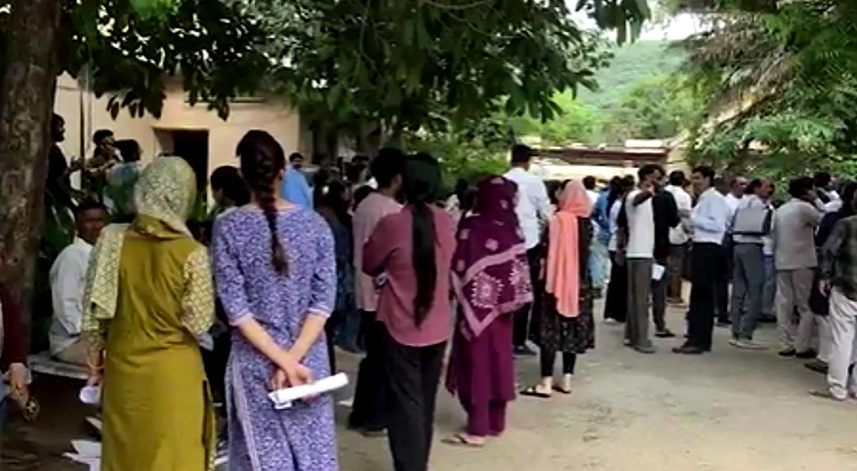 जयपुर के कॉलेज में बिजली कटौती से एग्जाम रुकने पर छात्रों में उबाल