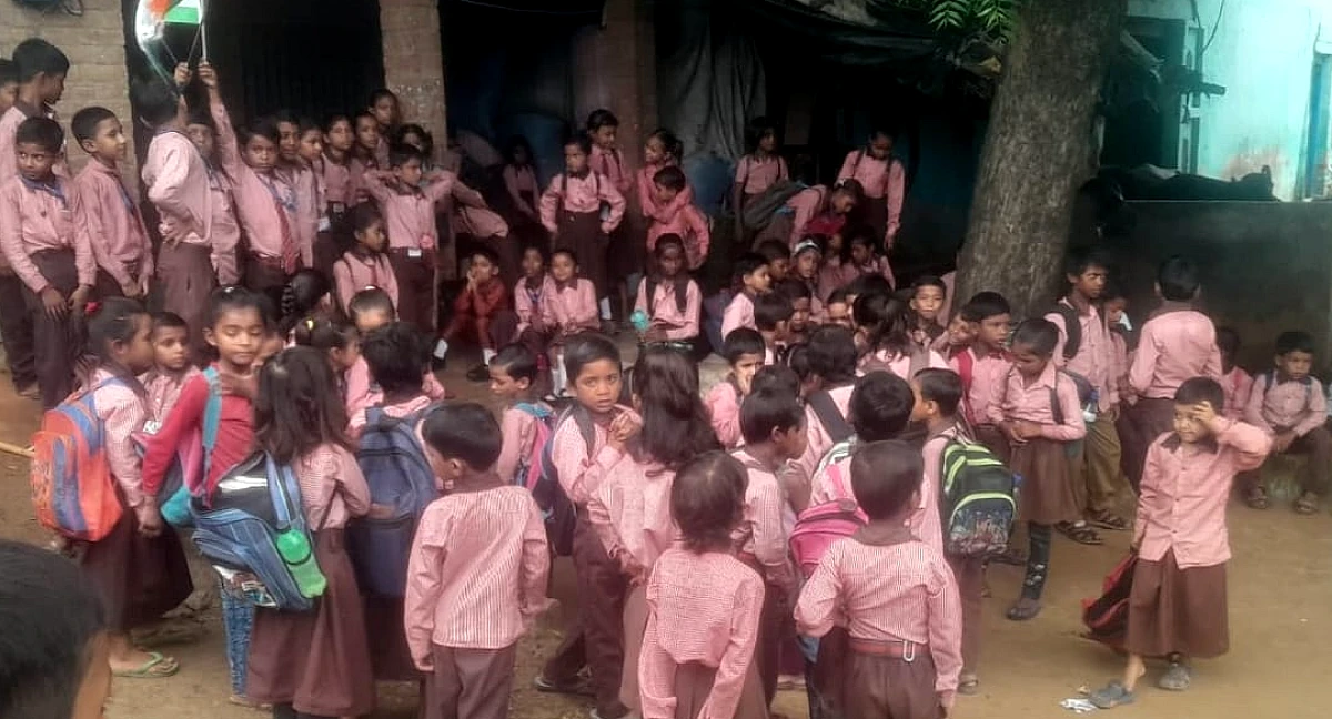 कानपुर: ‘तख्तियां और मासूमों का विरोध’, जेन-अल्फा का जर्जर स्कूल भवन को लेकर प्रदर्शन, चार घंटे तक की नारेबाजी
