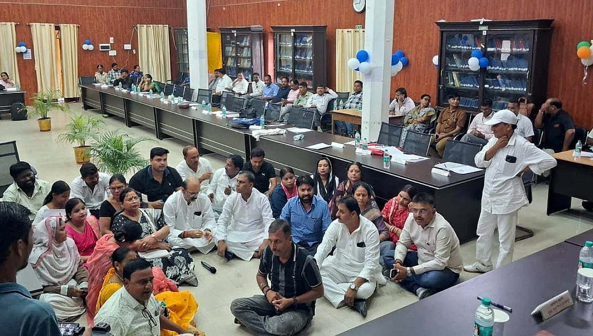 Bihar News: नगर निगम की बैठक में बवाल, पार्षदों ने नगर आयुक्त का किया बहिष्कार; जमीन पर बैठकर दिया धरना