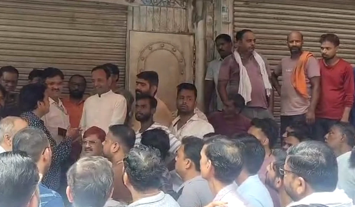 कानपुर में व्यापारियों ने खाद्य विभाग की सैंपलिंग के विरोध में बाजार बंद कर प्रदर्शन किया