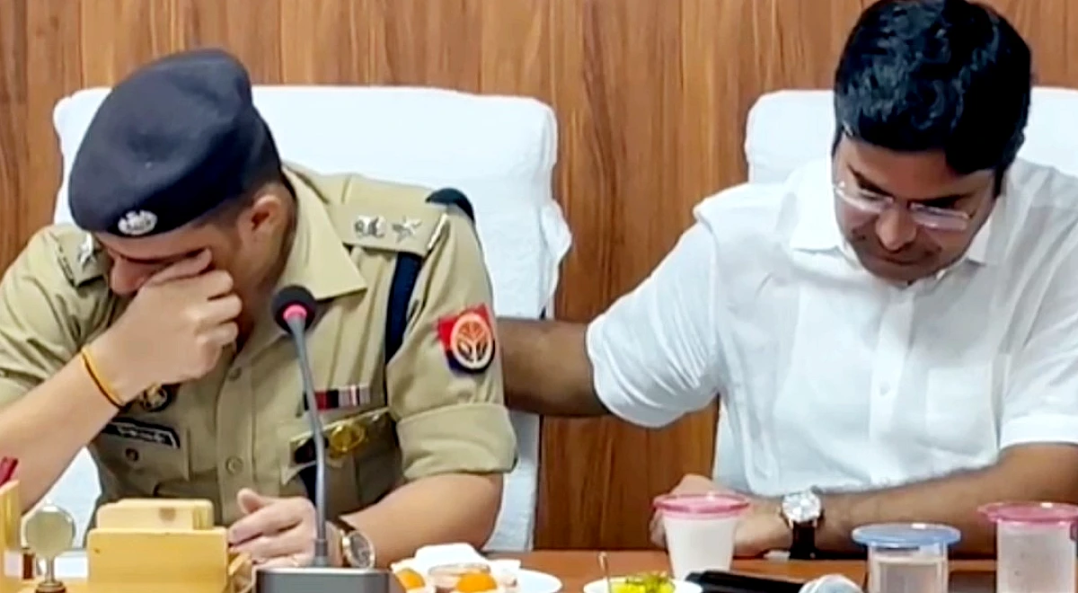 संभल में भावुक हुए IPS केके बिश्नोई, DM ने पानी पिलाकर संभाला