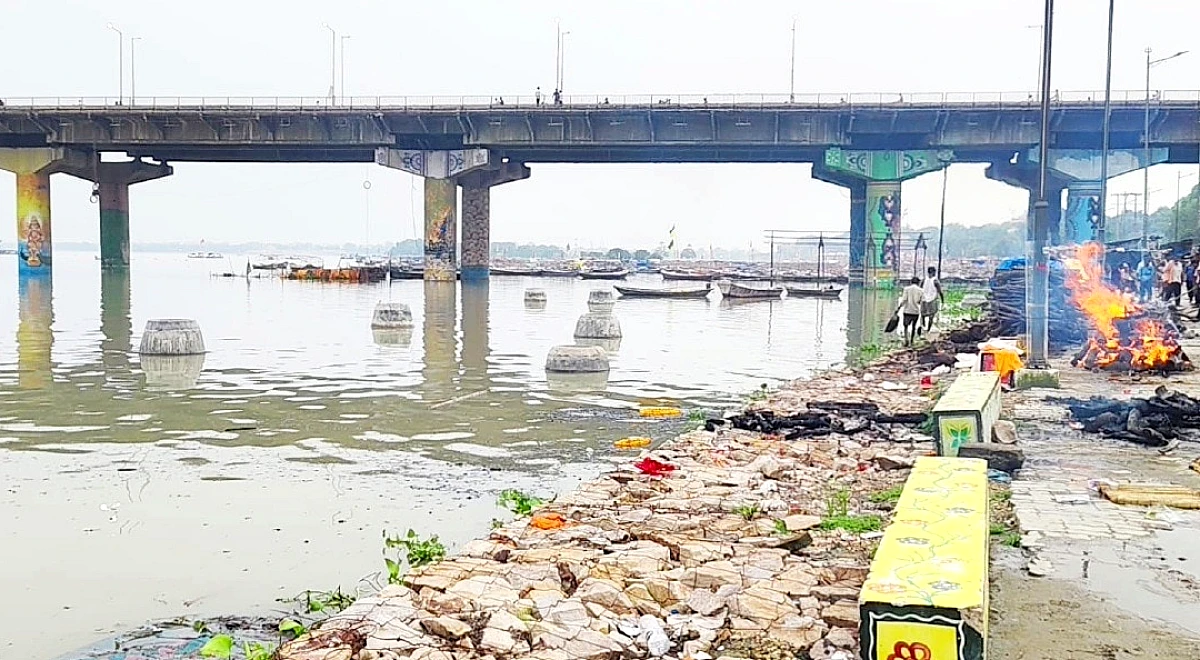 प्रयागराज: डूबा श्मशान घाट, सड़क किनारे करना पड़ रहा अंतिम संस्कार