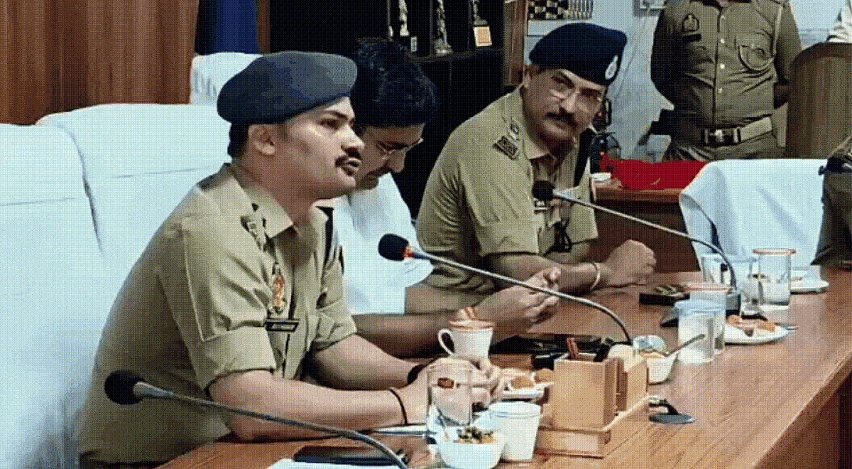 संभल से विदाई पर एसपी केके बिश्नोई के छलके आंसू, DM ने पानी पिलाकर संभाला
