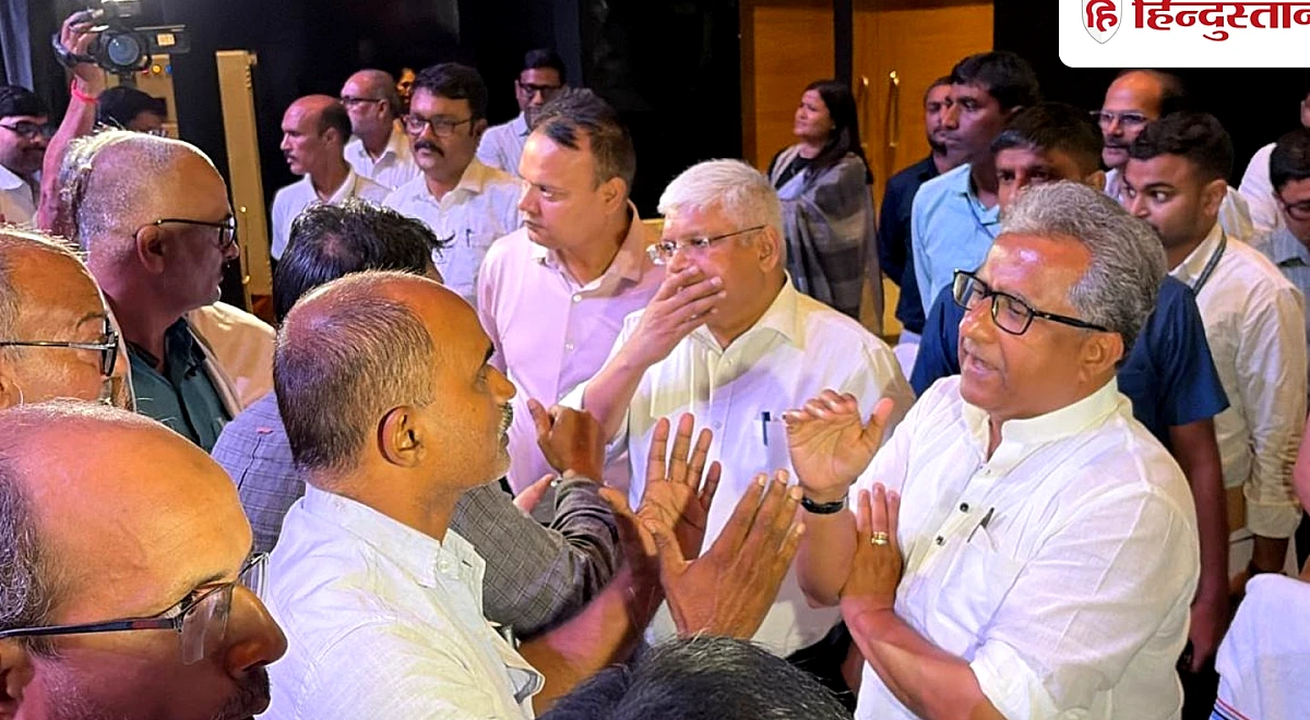मंत्री नीतीश मिश्रा की बैठक में भारी हंगामा, पाटलिपुत्र टाउनशिप के विरोध में किसान, सीएम आवास तक मार्च का ऐलान