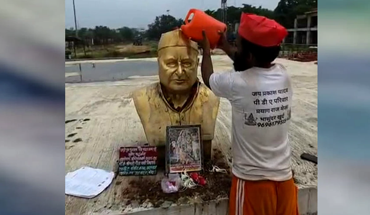 एटावा में हरिद्वार से लाए गए गंगाजल से मुलायम सिंह यादव की समाधि पर हुआ जलाभिषेक