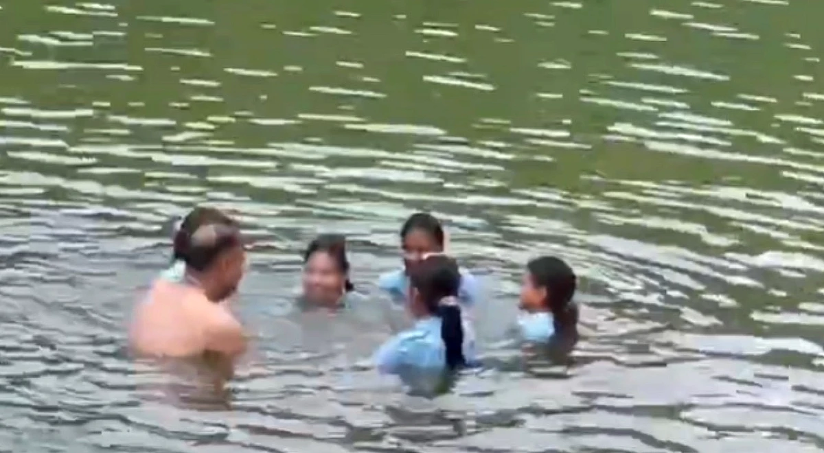 बिना कपड़ों के छात्राओं के साथ नहाता दिखा प्रिंसिपल, VIDEO वायरल