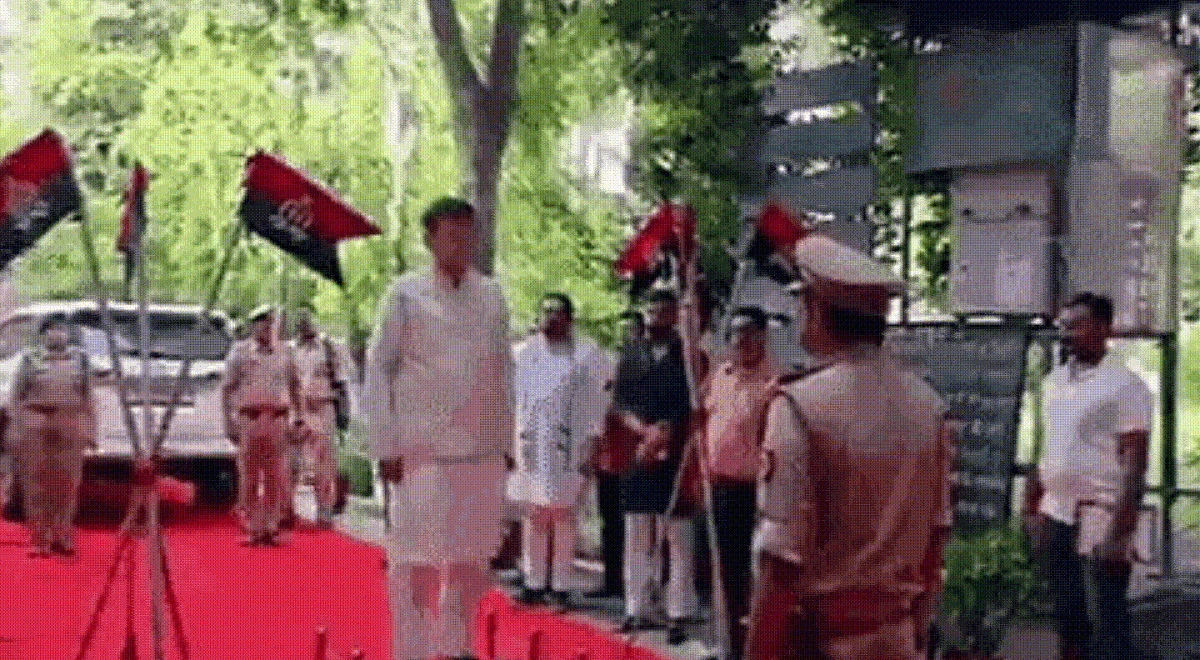 बजता रहा राष्ट्रगान और चल दिए यूपी के विधानसभा स्पीकर सतीश महाना, वीडियो वायरल