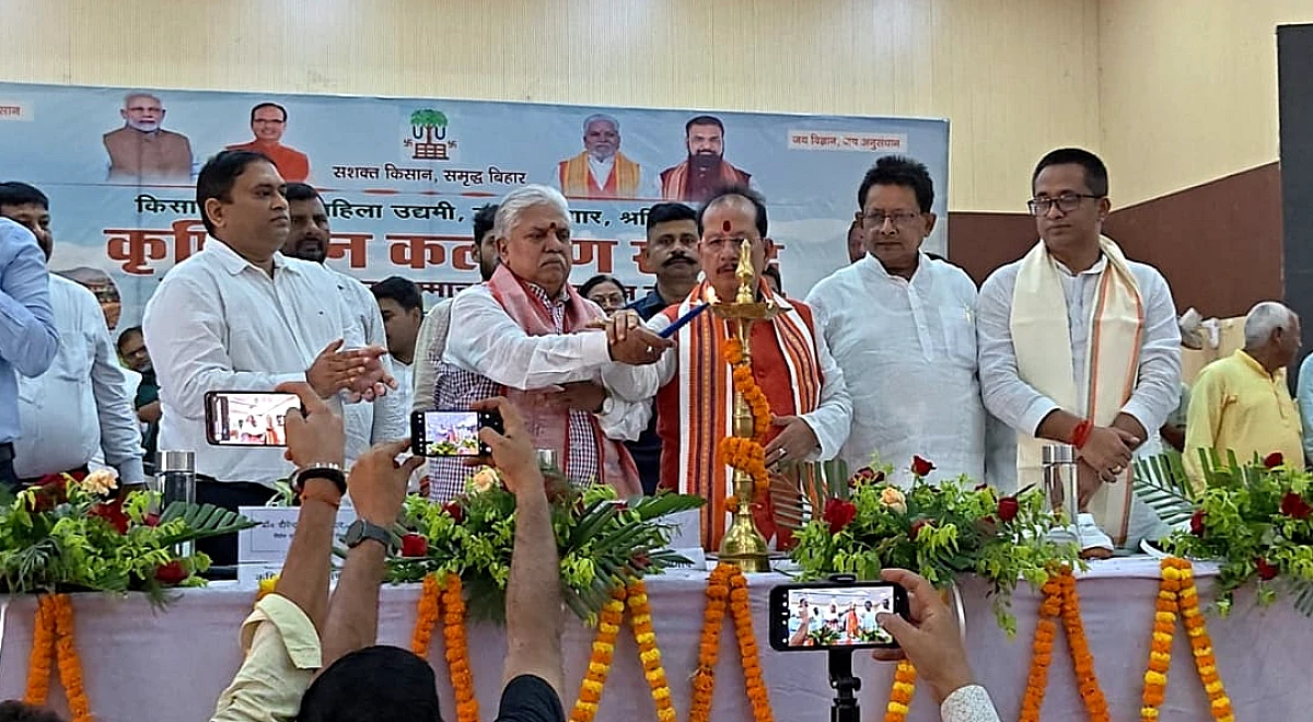 Bihar News: गयाजी में किसानों का दर्द सुन सख्त हुए मंत्री, अधिकारी से बोले- ऑफिस छोड़िए, मैदान में जाइए