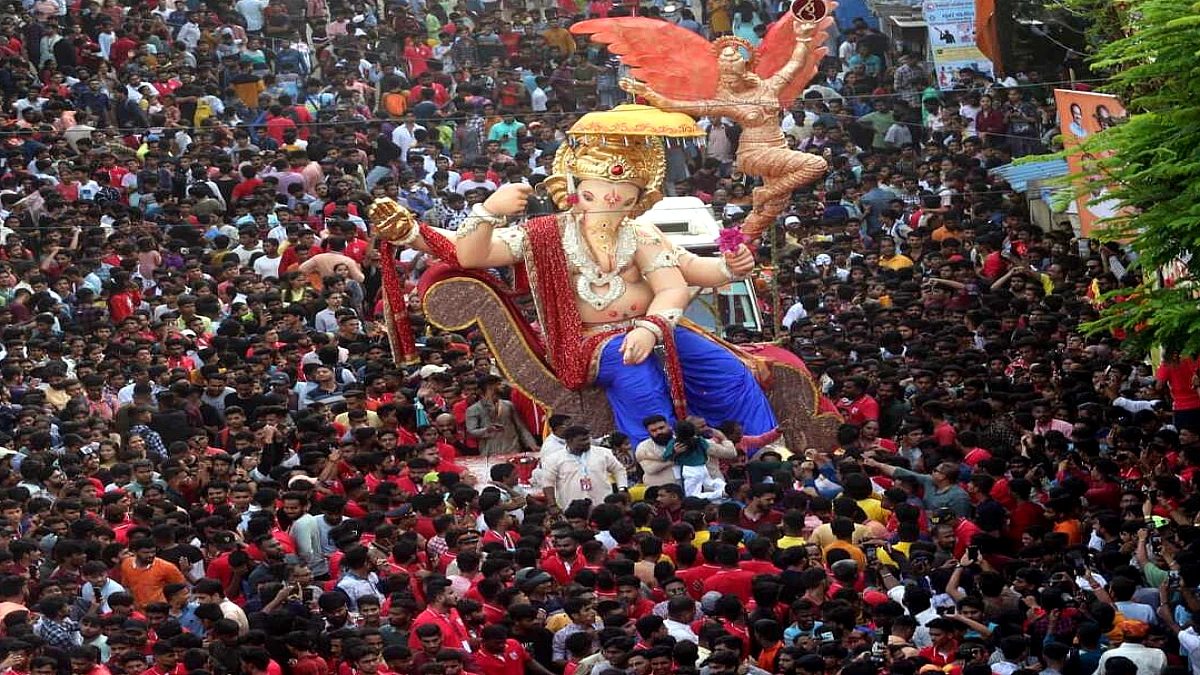 2 killed, 5 injured after Ganpati idol collapses during procession in Mumbai