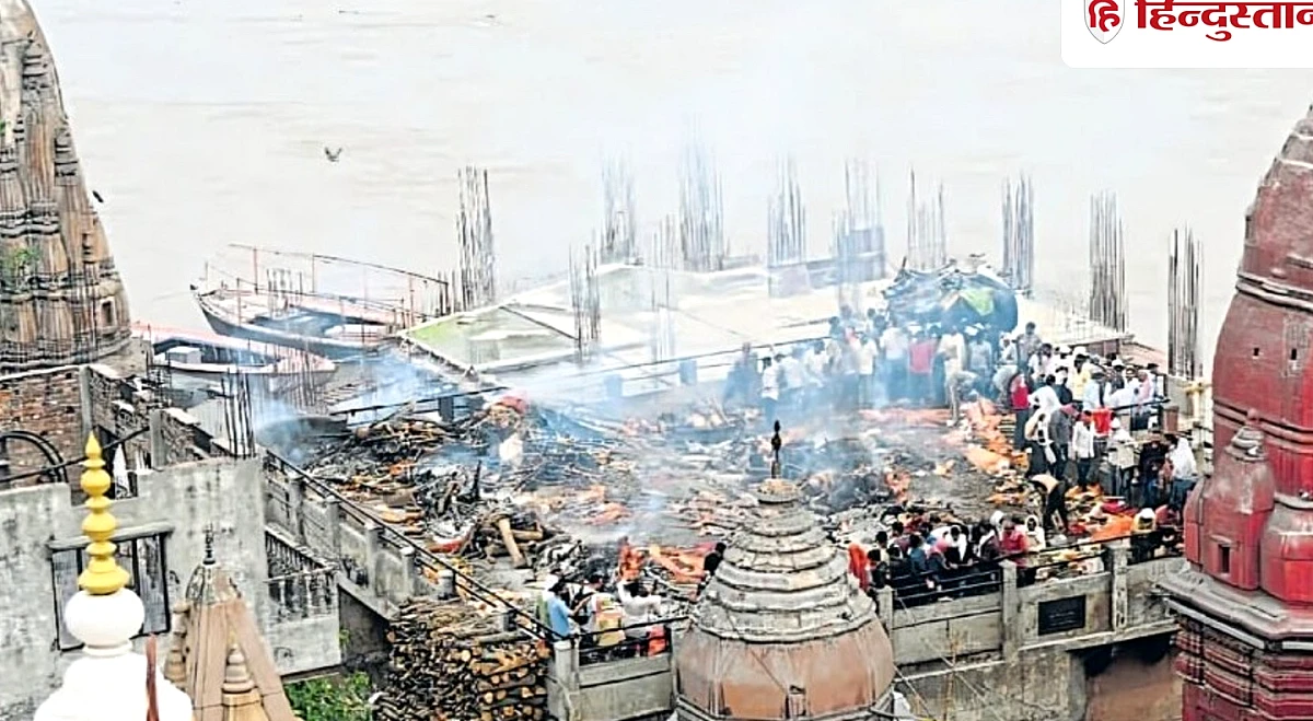वाराणसी में उफनाई गंगा, मणिकर्णिका में छतों पर जल रहीं चिताएं, शवदाह के लिए लंबा इंतजार