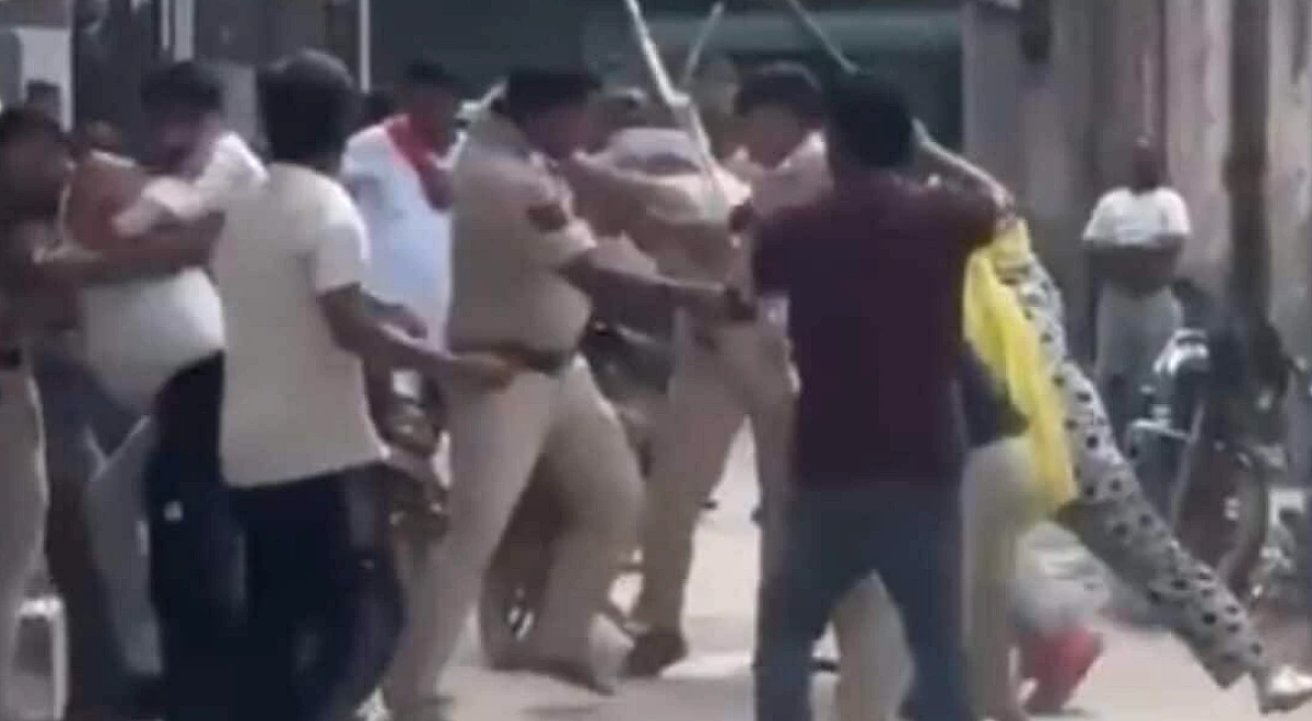 Mayhem In Delhi: Locals Attack Cops With Sticks, Chilli Powder For Seizing Bike Without Valid Docs