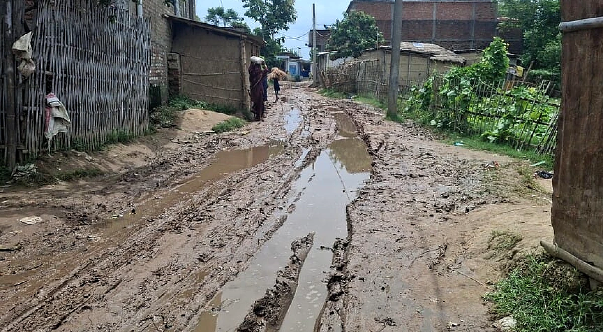 Bihar News: रिकॉर्ड में मोटरेबल, जमीन पर कीचड़-गड्ढे... रक्सौल की सड़क ने खोली सरकारी दावों की पोल